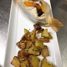 Modellate il burro a salametto, avvolgetelo nella carta da forno e mettetelo in frigo per almeno 2 ore, in modo che si indurisca. Ombrina Al Cartoccio Al Profumo D Agrumi Con Patate Al Forno Picture Of Restaurant Ventisei Bistrot Milan Tripadvisor