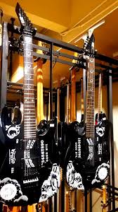 Kami pengrajin gitar jual gitar berkualitas dengan harga murah harga grosir, dan kami juga menerima pesanan gitar spesial custome atau sesuai pesanan berbagai alat musik gitar mulai dari gitar akustik, gitar elektirk, bass akustik, bass elektrik biola,cello, contra bass dll. Kedai Gitar Murah