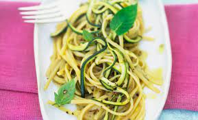 Per preparare questa pasta e zucchine light con sole 350 calorie a porzione, prima di tutto devi mettere a bollire una padella con dell'acqua e nel frattempo lavare e pulire le zucchine. Pasta Alle Zucchine La Ricetta Del Sugo Light E Veloce Leitv