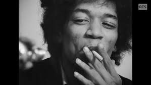 Jimi Hendrix et Johnny Hallyday font des ronds de fumée (1966)