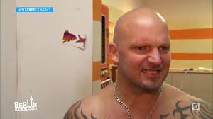 Es geht schon wieder um Peggys Tattoos 🤦‍♀️ Was hat Joe nur für ein  Problem? Er ist doch selbst total zugestochen! 📌 #berlintagundnacht  #rtlzweiclassic | RTLZWEI | Facebook
