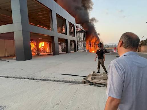 Batman'da Yerel Market Ana Dağıtım Deposunda Büyük Yangın İlimizde gece  saatlerinde çıkan büyük yangın paniğe neden oldu. saat 02.45 sıralarında  Kösetarla Köyü karşısında, Organize Sanayi Bölgesi (OSB) yolunda bulunan  bir yerel market