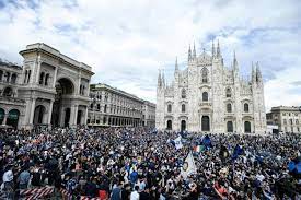 Internazionale milano (or inter for short) is a football club based in milano (italy) and it is the inter have won 40 among domestic and international trophies and with foundations set on racial and. Inter Scudetto 30mila Persone In Piazza A Milano