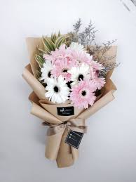 Harga yang ditawarkan pun sangat bervariasi. Cara Merawat Bunga Hand Bouquet Agar Tidak Layu Mawar Eddy