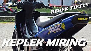 Banyak motor bebek yang sekarang ini di rombak menjadi motor trail baik motor laki laki, bahkan hingga tidak nampak bentuk asli dari motor bebek tersebut, sebut saja motor bebek seperti supra fit, fiz, satria 2 tak dirombak habis habisan oleh mereka untuk dijadikan motor trail. Inspirasi Satria 2tak Road Race Wajib Nonton Youtube