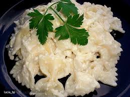 1 pachet macaroane stafide 50 g 100 g smantana 1 1/2 cana lapte 400 g branza de vaci 3/4 cana zahar 5 oua vanilie. Reteta Farfalle Cu Branza Cascaval Si Smantana