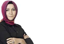 Başörtüsünü çıkarmasıyla sosyal medyada en çok konuşulan isimler arasına giren çakır'ın yeni hali tartışma yarattı. Elif Cakir Haberleri