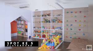 Halaman rumah ini ditumbuhi tanaman yang berada dalam sebuah lahan yang berdampingan dengan rumput luas. 5 Ide Ruang Bermain Anak Di Rumah Para Artis Nyaman Banget Udah Kayak Taman Bermain Mini