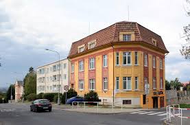 Die letzten noch erhaltenen fragmente der ehemaligen stadtbefestigung stellt das prager tor aus dem 15. Stadt Und Land Fotos Foto Grunderzeit Mietshaus Mit Farbiger Fassade Schlichter Neubau Mit Balkons Architektur In Melnik