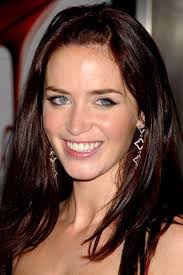 Emily olivia leah blunt was born on 23 february 1983 in the london borough of wandsworth, the second of four children born to joanna, a former actress and teacher, and barrister oliver blunt, qc. Emily Blunt Before And After From 2004 To 2021 The Skincare Edit