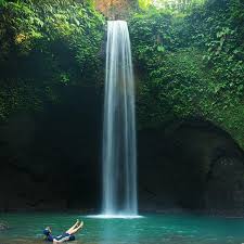 Makai Ban Pelampung Di Kolam Renang Sdah Biasa Tapi Pakai Ban D Air Terjun Dengan Cucuran Air Yg Deras Kebayang Kaya Indonesia Photography Bali Indonesia Bali