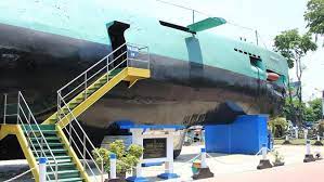 Mv mega bakti belayar dari jeti operasi markas pemerintahan kapal selam, teluk sepanggar, kota kinabalu, sabah dan dijangka tiba di lokasi operasi pada 3 petang, 25 april ini. Mengintip Isi Monumen Kapal Selam Di Surabaya Surabaya Liputan6 Com
