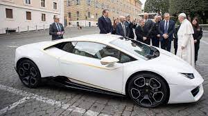 Pope francis is keeping it humble behind the wheel of an old renault4. Pope Francis Sticks With Popemobile Instead Of 200k Lamborghini Abc News