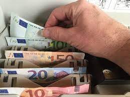 Néanmoins, des procédures exceptionnelles ont toujours existé pour dépanner les clients qui ne disposeraient pas d'une carte de retrait. Retirer De L Argent De Son Livret Quelles Sont Les Regles
