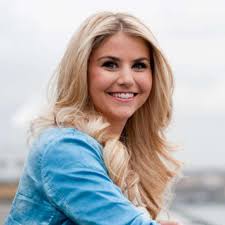 Beatrice egli first performed together with lys assia, the first winner of eurovision. Schlager Star Beatrice Egli Blondine Zeigt Sich An Einem Typischen Sonntag Und Stellt Fans Entscheidende Frage Stars