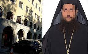 Από την επίθεση επλήγησαν και δύο κληρικοί των συνοδικών δικαστηρίων. 93ddgtg2wqkm7m