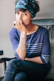 Pliez votre bandana en triangle. 350 Idees De Foulards En 2021 Foulard Cheveux Coiffure Avec Foulard Cheveux