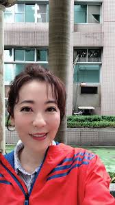 況明潔- 上完momo火速回棚變臉，轉換「許明鳳」模式！一切順利✌️ 也祝福大家今天顺利平安😊