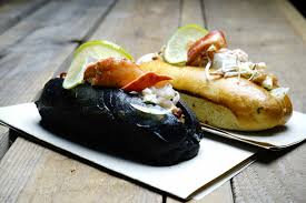 Se non riesci a trovare i panini divisi, sentiti libero di usare panini hot dog regolari o persino muffin francesi. Roma Arriva Un Lobster Roll Nero Ed E Guerra Di Astice E Prezzi