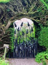 Designer Gartentur Aus Metall Schwarze Tulpen Gartengestaltung Bilder Gartengestaltung Gartentore
