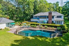 1 North Court, Syosset, NY 11791