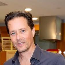 Camilla Koevoets is vandaag jarig! Gefeliciflapstaart! Op deze feestelijke  dag een interview dat vijf jaar geleden in het AD verscheen:  http://connyvandenbor.nl/2013/06/29/zonder-sjoempie-geen-leven/#more-555