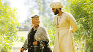 Victoria est une vieille dame, qui va sur ses 80 ans, elle porte avant tout sur abdul un regard de mère et noue avec lui une amitié quasi filiale. Le Dernier Film De Stephen Frears Victoria Abdul Se Devoile Dans Une Bande Annonce
