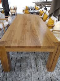 grande table en chene massif pieds poutre exterieure montagne hotel bar restaurant luxe table chene massif table bois massif table en chene