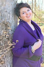 Very Short Haircut Very Flattering On A Plus Sized Woman Penteados Plus Size Estilo Feminino Plus Size Cabelos Curtos Estiloso
