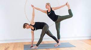 Es muss ja nicht gleich kopfüber sein. Im Test Acro Yoga Akrobatische Yoga Ubungen Zu Zweit