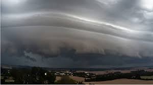 Frente fria ligada a ciclone avança pelo Brasil com até 150 mm de chuva e coloca estados sob risco de alagamentos e tempestades