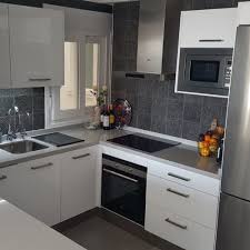 Modelo de cocinas pequeñas, barras de cocina modernas, ideas cocinas pequeñas, diseño de interiores de cocina, decorar cocinas pequeñas, hacer muebles de cocina, remodelación de cocina pequeña, diseños de cocinas pequeñas, cocina blanca y madera. Idecocina Diseno E Instalacion De Cocinas En Malaga