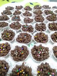 Selepas bakar keluarkan tray, biasanya biskut tu dia akan nampak macam tak masak, kalau kita tekan dia macam lembik, biarkan dia sejuk dulu, baru biskut akan elok. Rasa Rasashare Kalau Buat Biskut Coklat Bubble Rice Ni Facebook