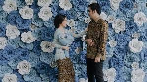 Backdrop lamaran sederhana buatan sendiri / backdrop lamaran sederhana buatan sendiri 12 inspirasi paper flower untuk latar dekorasi acara lamaranmu cantik elegan bisa dibikin sendiri tutorial backdrop lamaran simple sederhana cara memasang busa oasis foam. Yuk Buat Sendiri Aksesoris Dekorasi Tunangan Di Rumah Untuk Hemat Budget