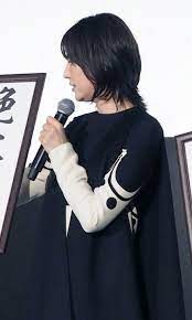 女優の長澤まさみさんが19日 東京都内で行われた映画 キングダム 佐藤信介監督 の初日舞台あいさつに マントのような黒のロングジレを羽織った個性的なモノトー cancam モデル まさみ ビスチェドレス