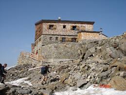 Rundblick an der similaunhütte (3020 m.ü.m) über die südtiroler und ötztaler alpen an der grenze skialpová procházka na similaunhütte. Vent Martin Busch Hutte Similaunhutte Hochalpin