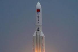 Mice howard, el portavoz del departamento de defensa de los estados unidos (el pentágono) señaló que estaban esperando que el cohete aterrizara en la tierra el 8 de mayo y que su ruta fue seguida por la fuerza. Gya6uooorwkf9m