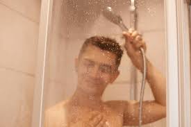 Der Freundliche Und Freundliche Mann, Der Nackt in Der Dusche Hinter Glas  Posiert Und Morgens Im Badezimmer Duscht Stockfoto - Bild von karosserie,  sauber: 232078748