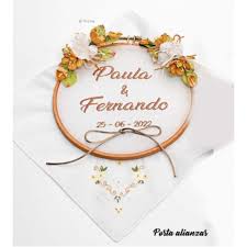 ¿a que es una preciosidad? Bastidor Madera Bordado En Beige Para Alianzas Boda