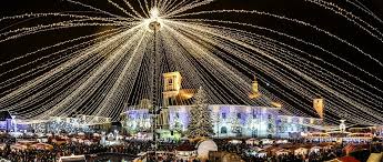 Organizatorii celui mai frumos târg de crăciun din românia spun că ediția din acest an nu se amână și nici nu se anulează. Targul De CrÄƒciun Din Sibiu A Inceput Cu O ProiecÈ›ie GrandioasÄƒ Libertatea