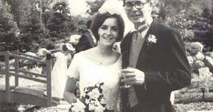 John Denver S First Marriage Was To Annie Martell Of St Peter Minnesota Annie Was The Subject Of His H Celebrity Weddings Hollywood Wedding Celebrity Bride