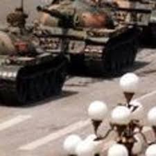 六四天安門事件 （ろくしてんあんもんじけん）は、 1989年 6月4日 （ 日曜日 ）に 中華人民共和国 ・ 北京市 にある 天安門広場 に 民主化 を求めて集結していた デモ 隊に対し、 軍隊 が武力行使し、多数の死傷者を出した事件である。 èƒ¡ä½³ æœ‰äººæˆåŠŸç©¿é»'è¡£é€²å…¥å¤©å®‰é–€å»£å ´
