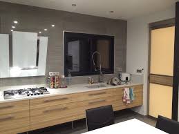 Meuble Decor Bois Coco Bolo Plan De Travail Quartz Blanc Paillete Hotte Verre Laque Blanc Le Tout Suspendu Sur Un Decor Bois Plan De Travail Quartz Meuble