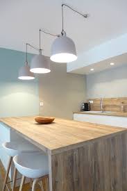 Sous Le Plan De Travail De Ce Grand Ilot Central Des Rangements Et Plusieurs Assises Cuisine Moderne Cuisine Blanche Et Bois Cuisine Contemporaine