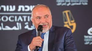 השופט כתב כי אמנם לאישה יש זכות לדעת, אך לאיש אין חובה לספר על נטייתו המינית. Ejm0ja0aov A M