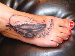 Der sommer ist hier und bringt viel laune, meer, lächeln und partys mit. Design Tattoo Von Feder Auf Dem Fuss Fur Frauen Tattooimages Biz