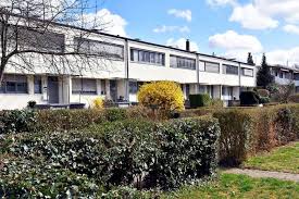 Im haus des jugendrechts werden jugendsachbearbeiter des polizeipräsidiums karlsruhe unter staatsanwaltschaftlicher leitung sowie der sozialpädagogische fachdienst jugendhilfe im strafverfahren der stadt karlsruhe ab dem frühjahr untergebracht sein und zusammenarbeiten. Karlsruhe Dammerstock Ist Im Geist Des Bauhauses Entworfen Sudwest Badische Zeitung