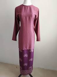Walaupun sebahagian daripada rekaan baju kurung moden didapati masih direka untuk menutup seluruh badan, banyak baju kurung moden sekarang dah direka dengan konservatif tapi kelihatan fesyen dan bergaya. Baju Kurung Moden Kain Tempahan Pakaian Zakiahattire Facebook