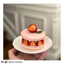 Repost Fabio Mandia Torta Macaron Con Frutillas Disponible Solo En La Maison Vasalissachocolatier Sunday Macarons Mac Macaron Cake Pastry Baking