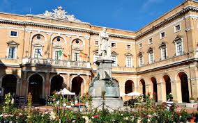 L'attuale palazzo risale alla metà del xviii secolo, quando, dietro incarico di monaldo, il canonico carlo orazio leopardi, prozio del poeta e valente architetto dell'epoca, riunì in un unico nucleo i vari edifici in cui la famiglia aveva abitato ininterrottamente fin dal secolo xiii. Recanati Casa Giacomo Leopardi Il Tiglio Country House Bed Berakfast Camere Ristorante Fabriano Jesi Ancona Marche